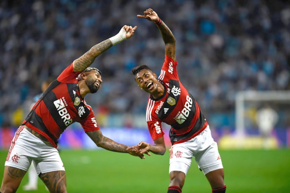 Gabigol e Bruno Henrique fazem a comemoração característica após o gol do artilheiro que abriu o caminho da vitória em Porto Alegre (Foto: Marcelo Cortes/CRF)