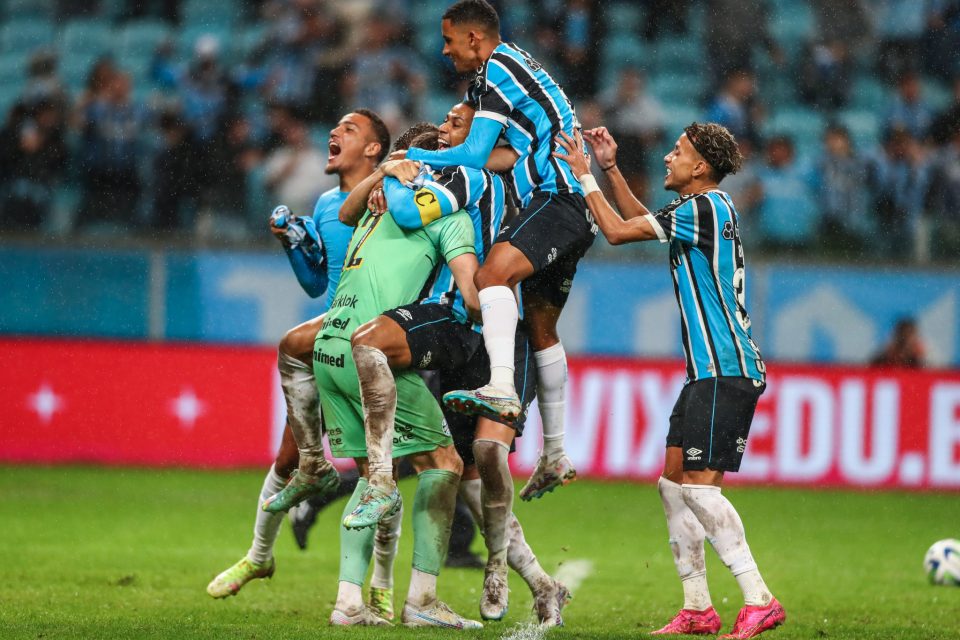 Jogadores gremistas comemoram a vitória da equipe sobre o Bahia com o goleiro Gabriel Grando, herói da classificação para as semifinais da Copa do Brasil (Foto: Lucas Uebel/Grêmio FBPA)