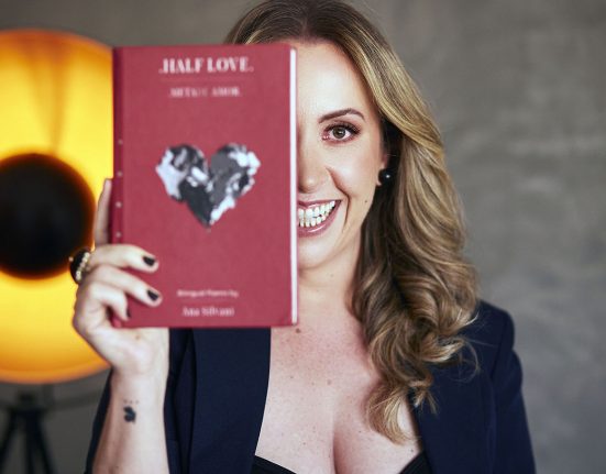 Ana Silvani com seu livro, “Half Love, Meta(de) Amor” (Foto: Vanessa Zanrosso/Divulgação)