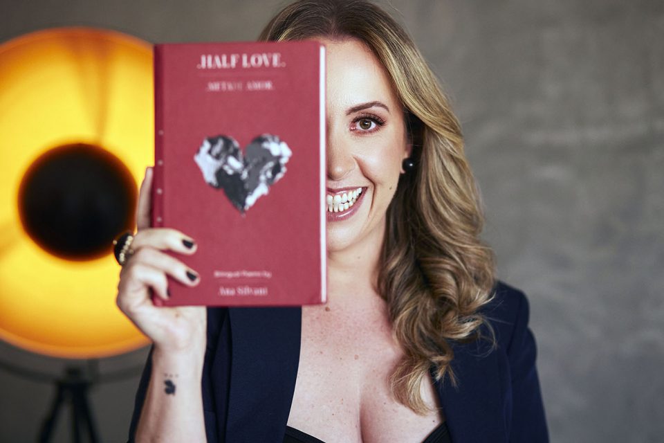 Ana Silvani com seu livro, “Half Love, Meta(de) Amor” (Foto: Vanessa Zanrosso/Divulgação)