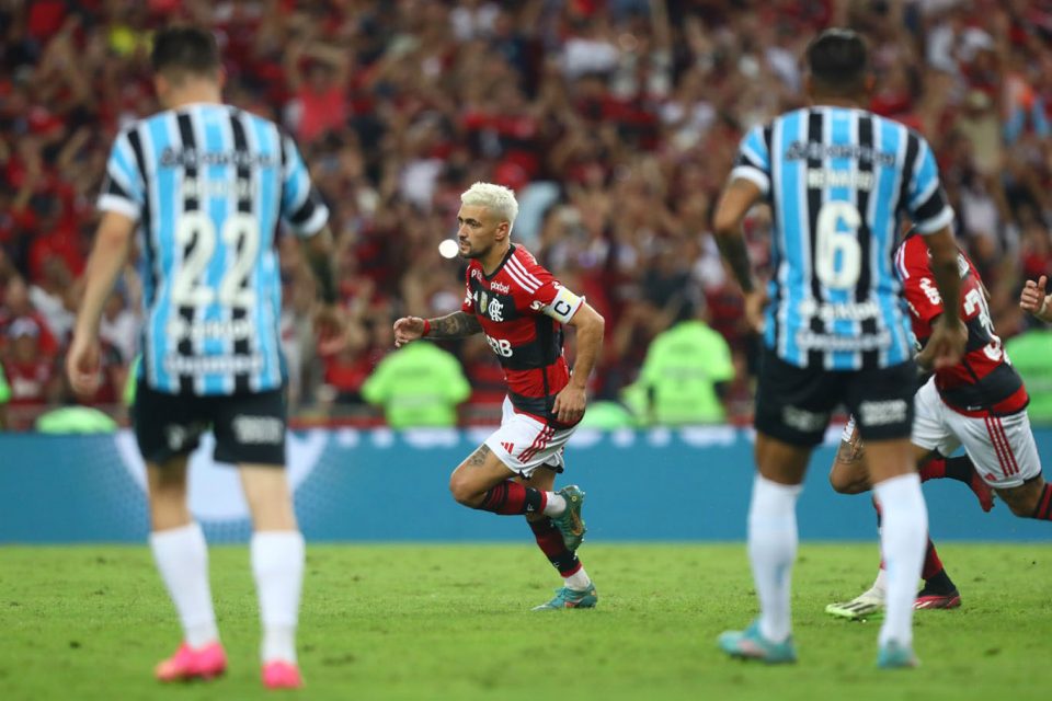 Arrascaeta comemora o gol de pênalt ique garantiu a classificação do Flamengo na final da Copa do Brasil (Foto: Gilvan de Souza/CRF)