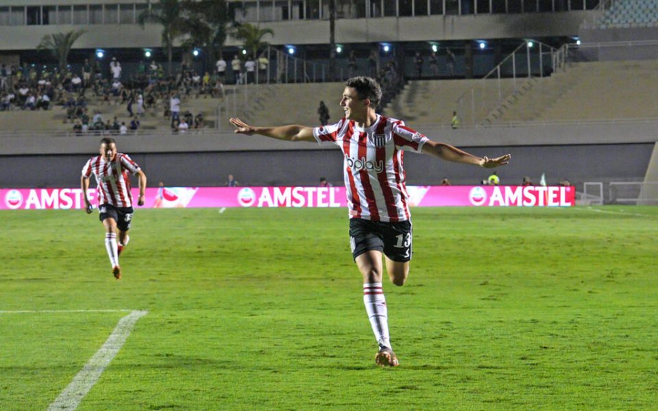 Benedetti comemora o primeiro gol da equipe platense no estádio Serra Dourada (Foto: site oficial do Estudiantes de La Plata)