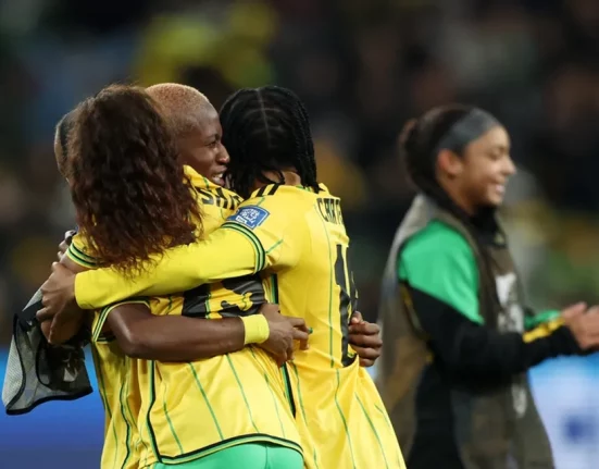 Jamaicanas comemoram a classificação às oitavas de final da Copa do Mundo de Futebol Feminino ao eliminar o Brasil (Foto: Draft Kings)