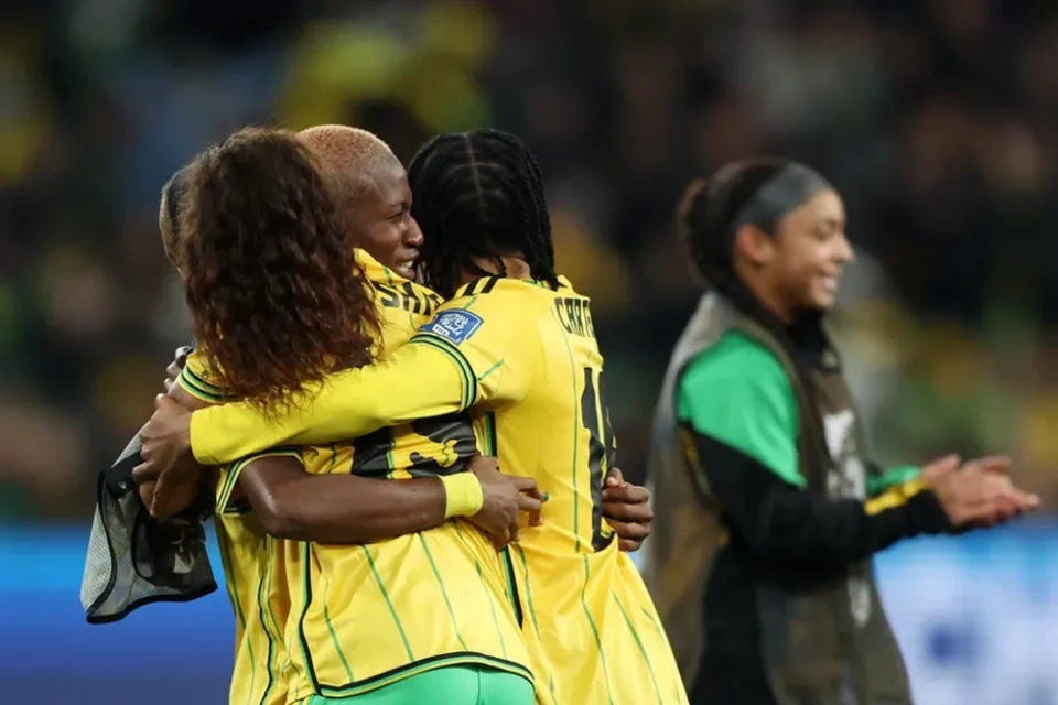 Jamaicanas comemoram a classificação às oitavas de final da Copa do Mundo de Futebol Feminino ao eliminar o Brasil (Foto: Draft Kings)