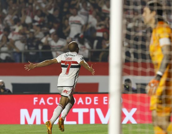 Lucas Moura foi o craque do jogo na vitória sobre o Corinthians no Morumbi com uma atuação de gala (Foto: Rubens Chiri/Saopaulofc.net)