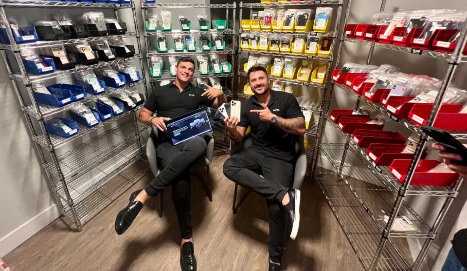 Matheus e Lucas: a EzPag democratiza acesso a smartphones (Foto: Divulgação)