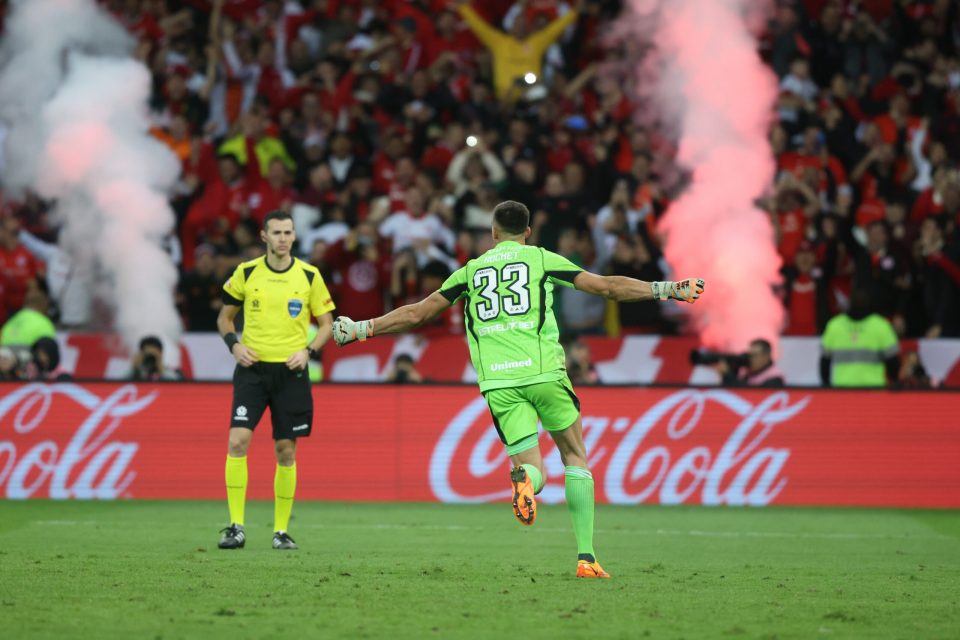Athletico-PR 0 x 0 Internacional: VAR, lances e gol de mão anulado em jogo  do Brasileirão