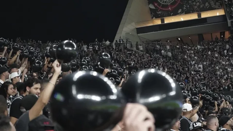 Corinthians homenageia vítimas de acidente com balões pretos na Arena (Foto: Evander Portilho/Ag.Corinthians)