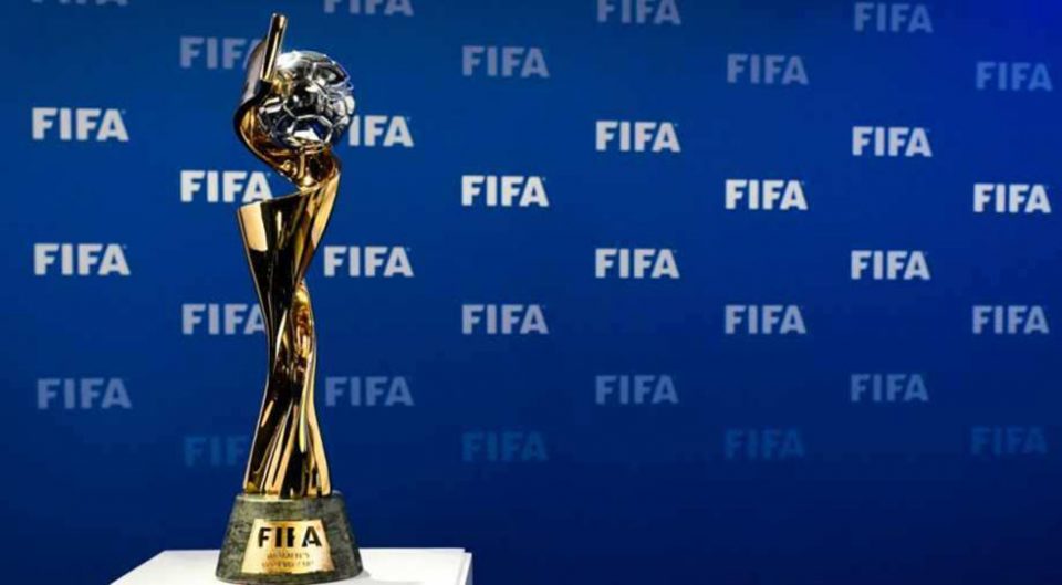 Este é o cobiçado troféu que será entregue no domingo às espanholas ou às inglesas, atuais campeãs europeias (Foto: Fifa site oficial)