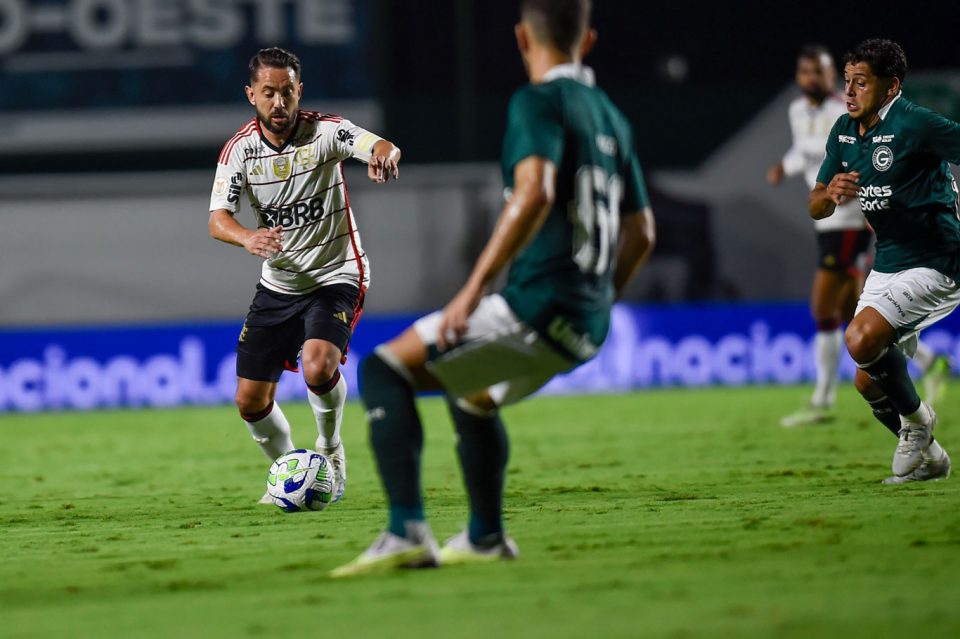 Nem o talento de Everton Ribeiro, que vive má fase, resolveu para o Flamengo no jogo em Goiânia (Foto: Marcelo Cortes/CRF)