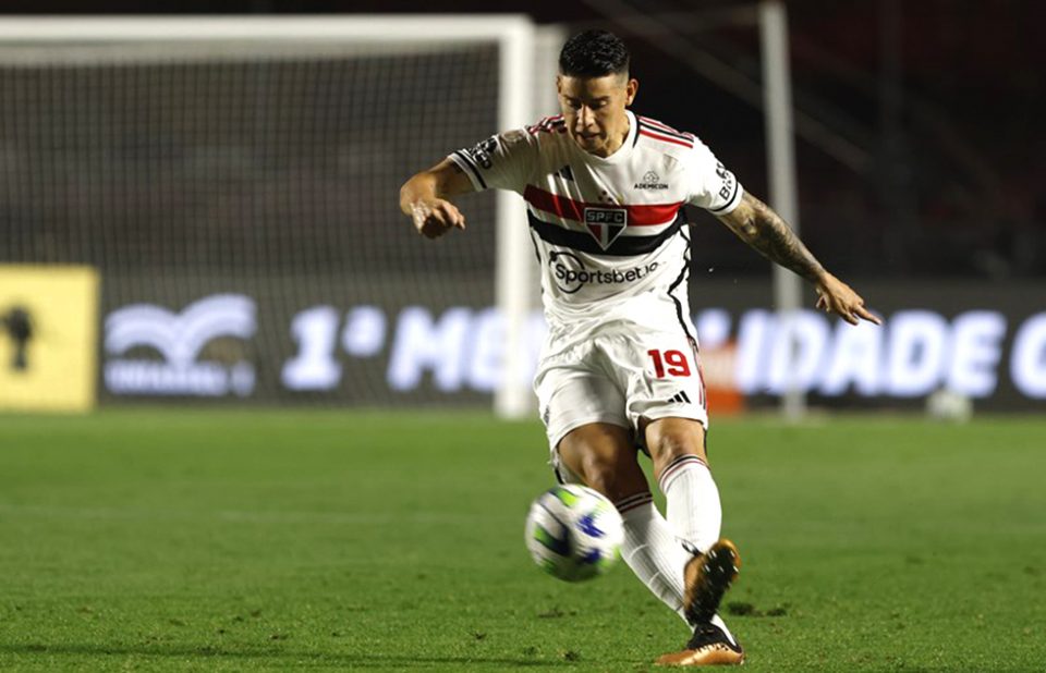 O colombiano James Rodriguez desperdiçou um pênalti, mas marcou seu primeiro gol com a camisa do São Paulo (Foto: Rubens Chiri/Saopaulofc.net)