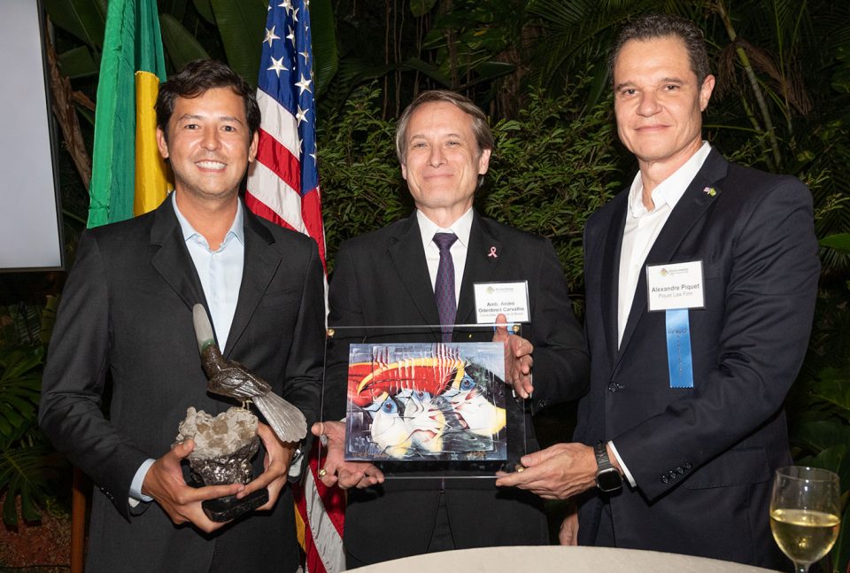Roberto Lee, homenageado da noite, embaixador André Odeinbreit, cônsul-geral do Brasil em Miami, e Alexandre Piquet, presidente da BACCF (Foto: Ronira Fruhstuck)