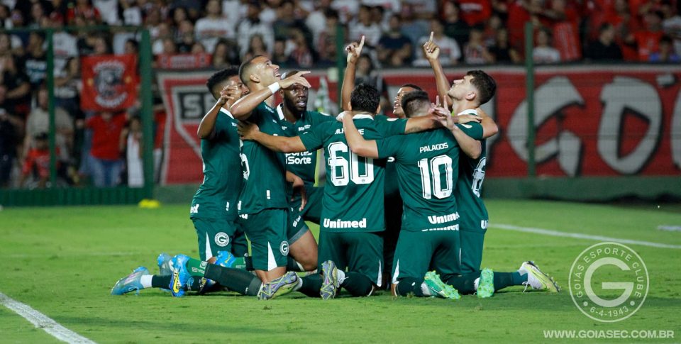 Jogadores do Goiás comemoram o golaço anotado pelo lateral Hugo na vitória sobre o clube paulista (Foto: Assessoria de Comunicação/Goiás EC)