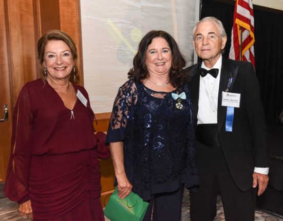 Mary Arnaud, entre Gloria Johnson e Thomas Skola, fundador da Brazilian American Chamber of Commerce of Florida (in memorian)