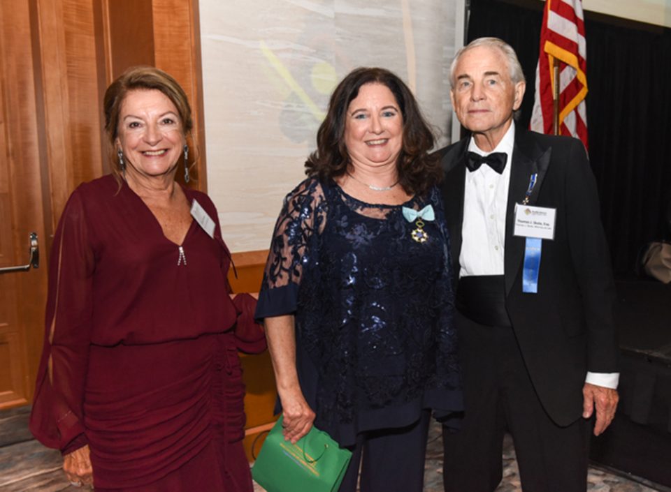 Mary Arnaud, entre Gloria Johnson e Thomas Skola, fundador da Brazilian American Chamber of Commerce of Florida (in memorian)
