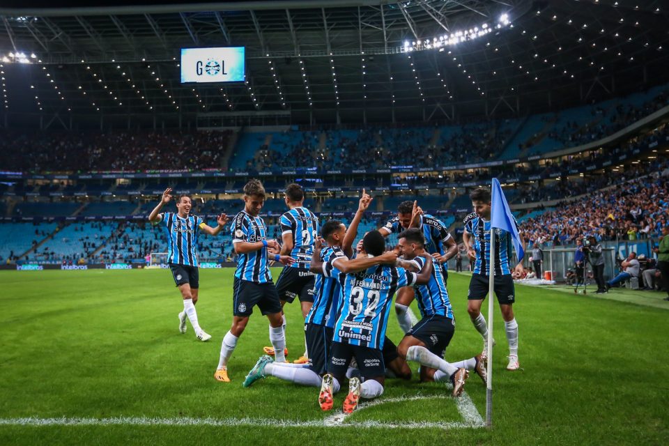 Jogadores gremistas comemoram um dos gols da virada da equipe (Foto: Lucas Uebel/Grêmio)
