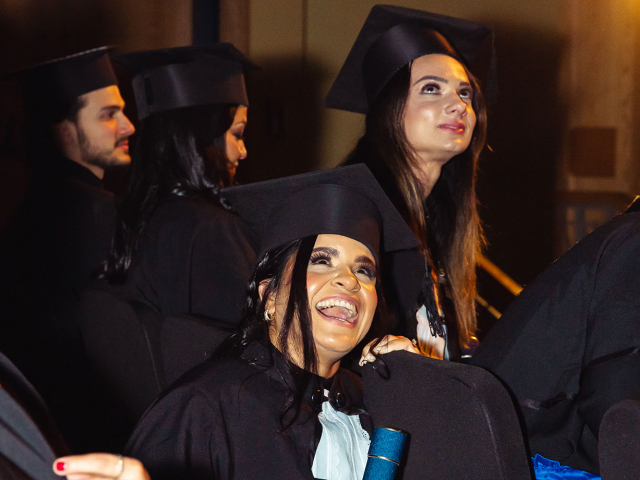 Graduados emocionados após receber o diploma