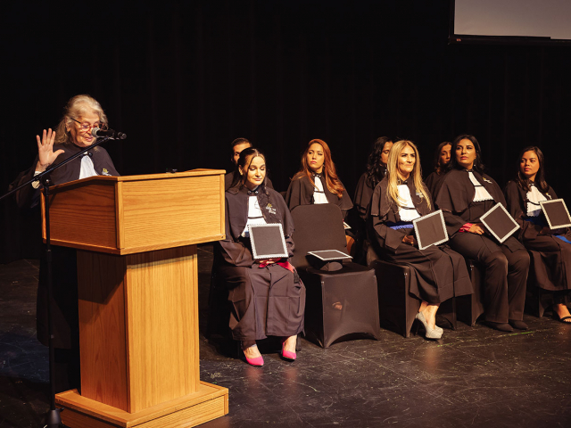 Maria Nilza Ferreira da Costa fazendo o juramento do curso de Letras