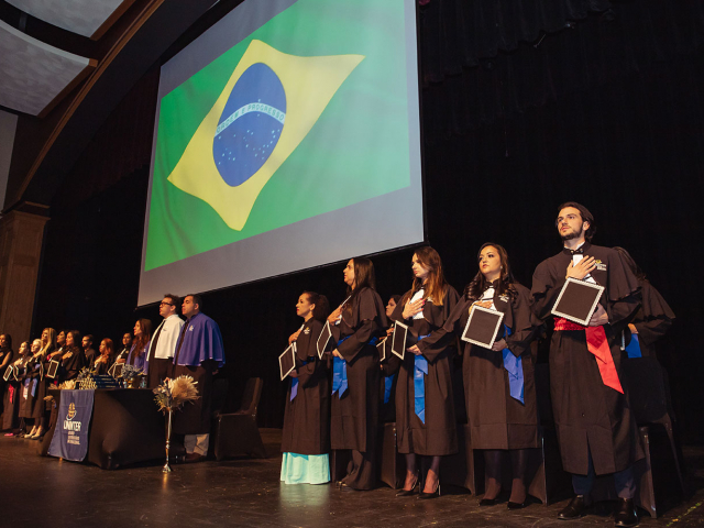 Momento do Hino Nacional do Brasil