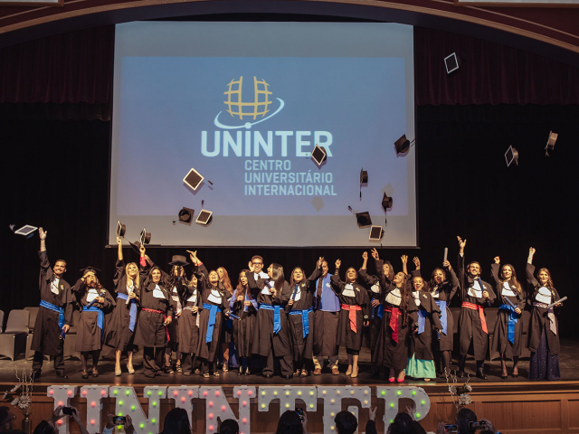 Graduados celebram a formatura