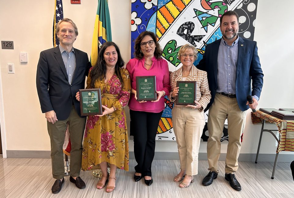 Cônsul-Geral do Brasil em Miami, Embaixador André Odenbreit, as professoras Joelma Nascimento, Beatriz Cariello, Augusta Vono e José Renato Ruy Ferreira, Cônsul-Adjunto