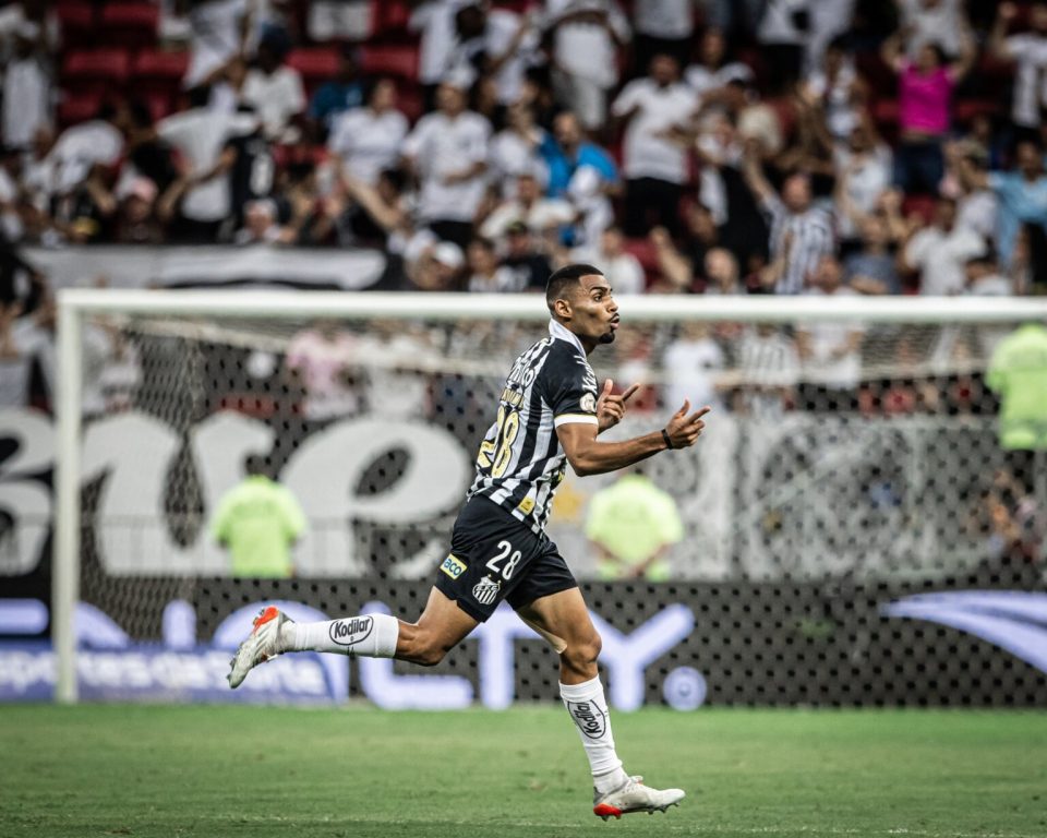 Golaço de Joaquim garantiu a vitória do Santos sobre o Flamengo em Brasília (Foto: Raul Baretta/Santos FC)