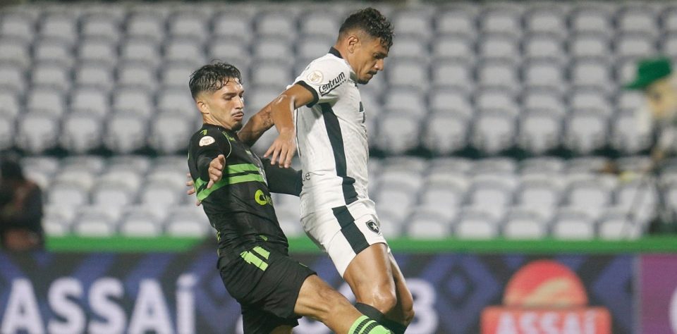 Tiquinho Soares marcou de pênalti, mas o Fogão amargou um empate com o vice-lanterna em Curitiba (Foto: Assessoria de Comunicação)
