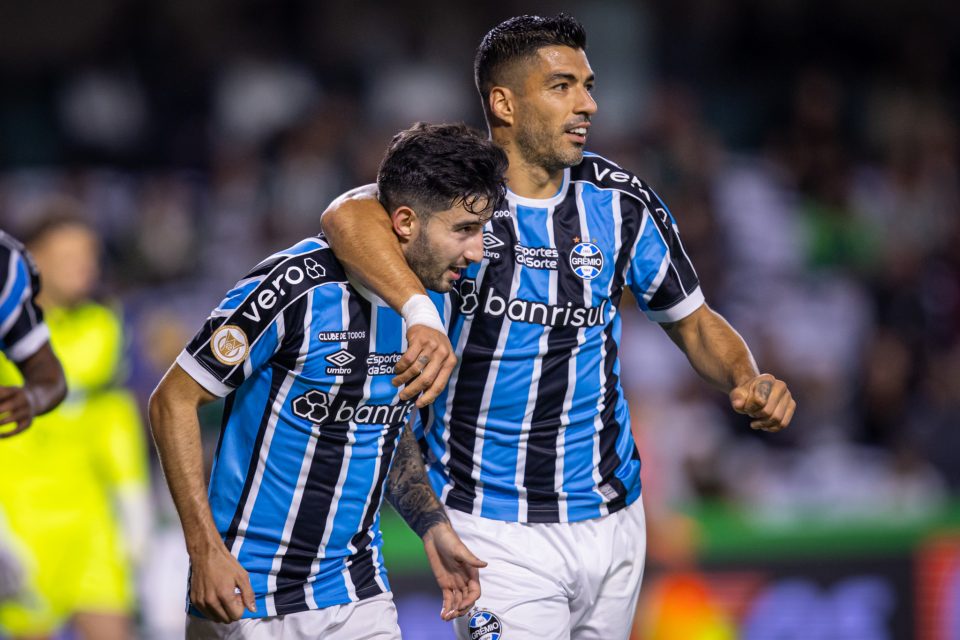 Villasanti e Suarez comemoram o gol do paraguaio que abriu o caminho para a vitória do Imortal (Foto: Richard Ducker/Grêmio)