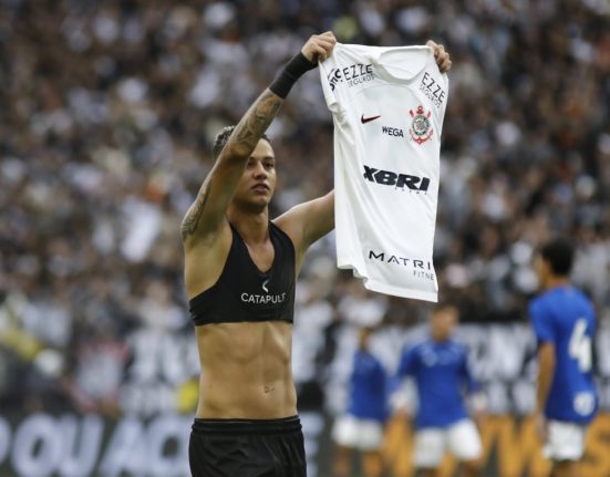 Kayke, o autor do gol do título corintiano na final da Copinha, mostra sua camisa para delírio da Fiel Torcida (Foto: Rodrigo Gazzanel/Agência Corinthians)
