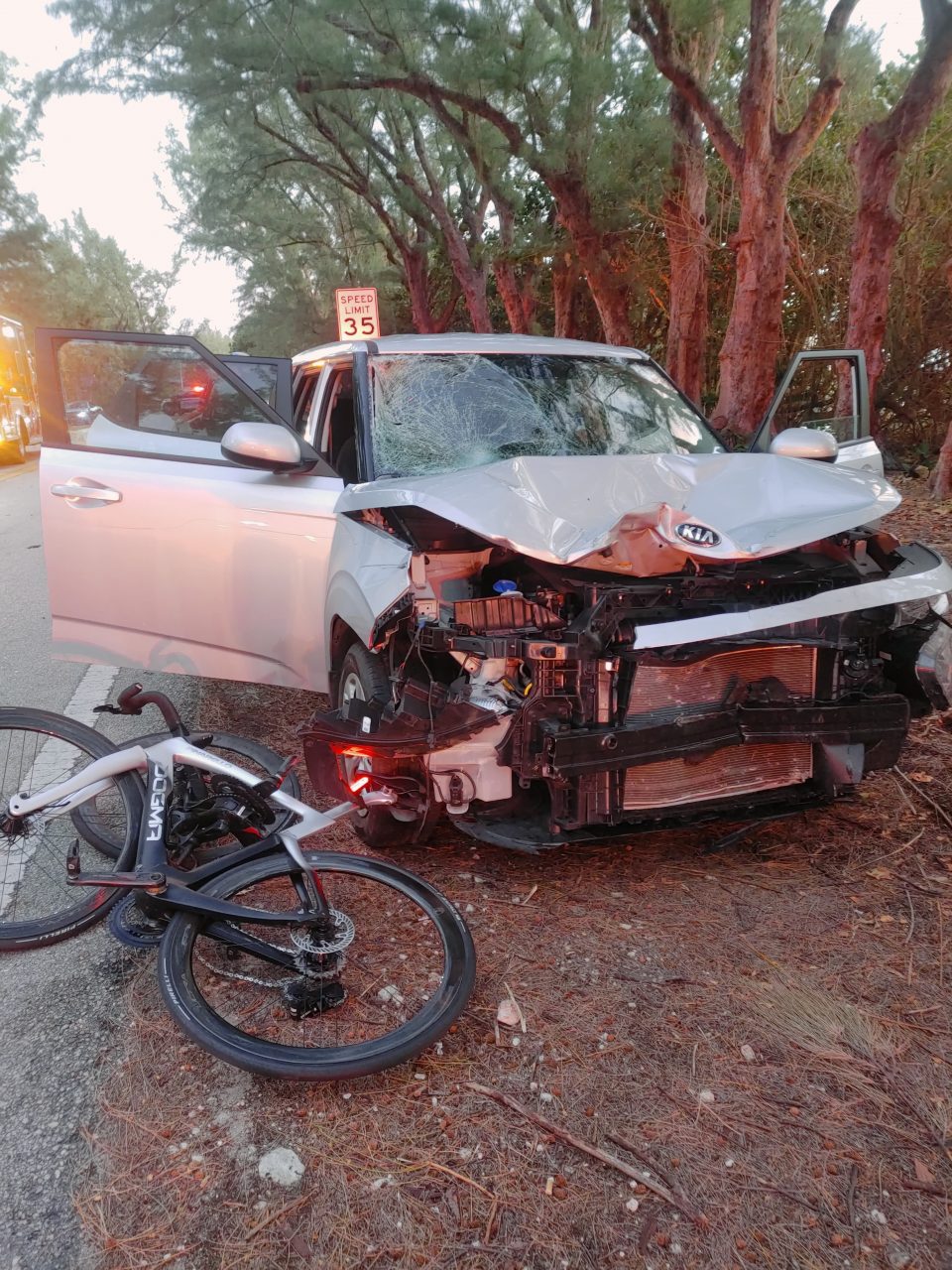 SUV atingiu ciclistas do grupo "Galera do Pedal" em Delray Beach. Foto: Djonny Gomes