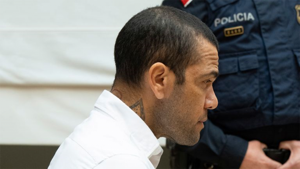 Daniel Alves é condenado, mas a pena pode ser considerada branda, dada a gravidade da agressão sexual, de acordo com a nova lei espanhola para casos de estupros (Foto: Tribunal de Justiça de Barcelona)