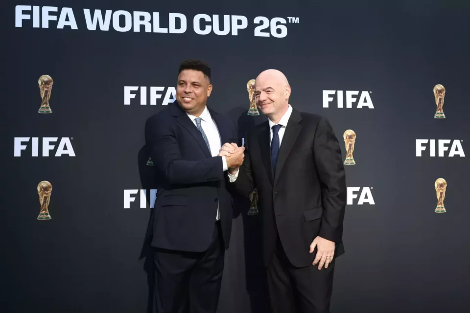Ronaldo Fenômeno e Gianni Infantino, presidente da Fifa, se cumprimentam durante o encontro entre dirigentes (Foto: Fifa.com)