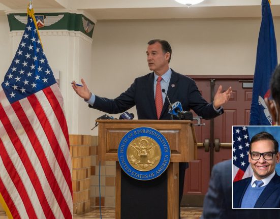 Suozzi é eleito para a vaga do deputado cassado George Santos (box), reduzindo ainda mais a maioria republicana na Câmara de Representantes (Foto: Sebastian Rothwyn/U.S. National Guard/Flickr)