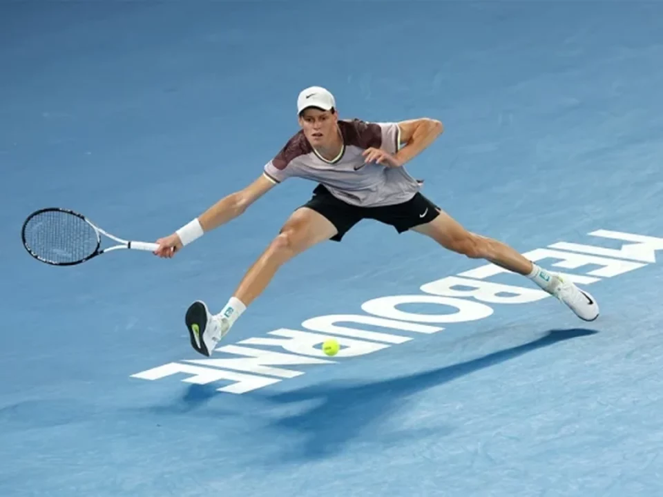Italiano Jannik Sinner se torna um dos mais jovens a vencer o título do Australian Open ao bater Novak Djokovic na final (Foto: Divulgação/Australian Open)