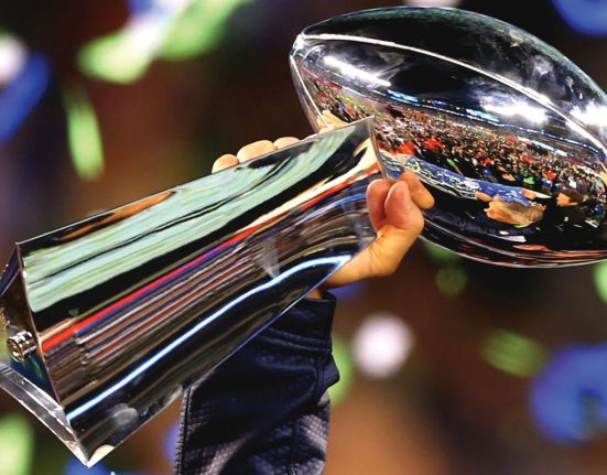 Este é o troféu que estará em jogo na final do Super Bowl neste domingo (Foto: nfl.com)