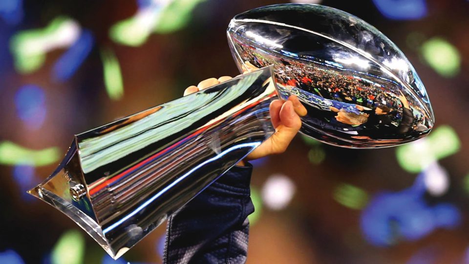 Este é o troféu que estará em jogo na final do Super Bowl neste domingo (Foto: nfl.com)