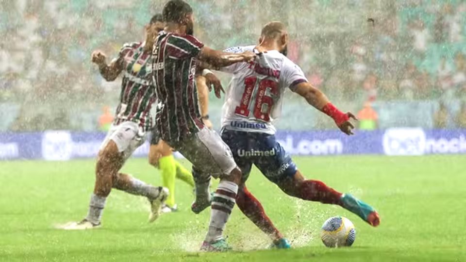 Bahia x Fluminense foi paralisado aos 17 minutos por causa da forte chuva (Foto: Tiago Caldas/EC Bahia)