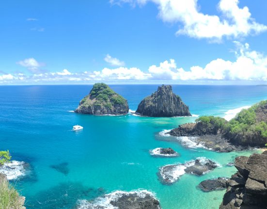 A paisagem de tirar o fôlego do Morro Dois Irmãos é uma das mais famosas na ilha de Fernando de Noronha (Foto: Esterliz Nunes/AcheiUSA)