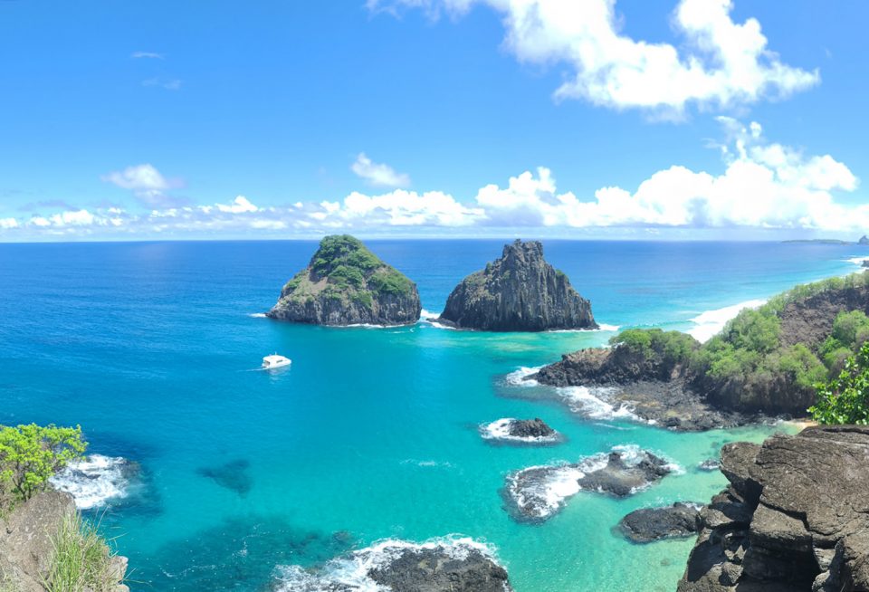 A paisagem de tirar o fôlego do Morro Dois Irmãos é uma das mais famosas na ilha de Fernando de Noronha (Foto: Esterliz Nunes/AcheiUSA)