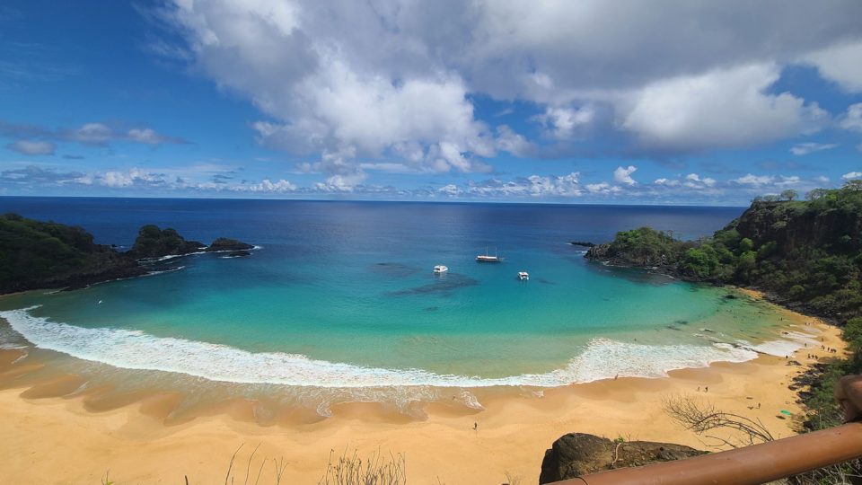 O acesso à Praia do Sancho é desafiador, mas vale o passeio (Foto: Esterliz Nunes/AcheiUSA)