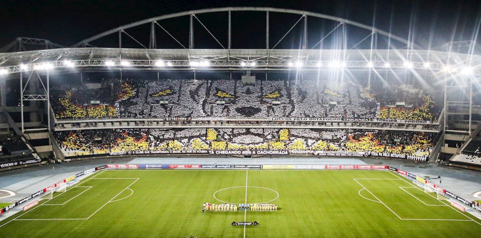 A torcida botafoguense lotou o Estádio Nilton Santos, no Rio de Janeiro, e vibrou com a vitória sobre a LDU (Foto: Arthur Barreto/BFR)