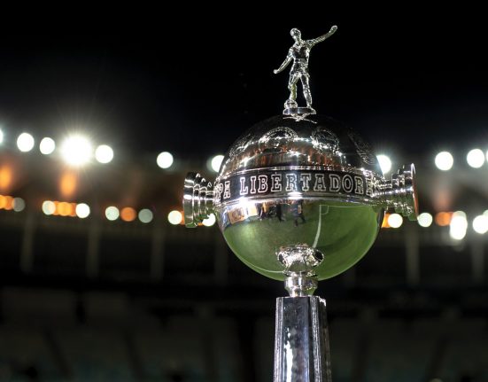 Conquistar esse troféu da Copa Libertadores da América é a obsessão dos clubes sul-americanos (Foto: Conmebol)