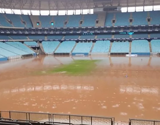 Gramado da Arena do Grêmio foi tomado pela água das chuvas no RS (Foto: Instagram)