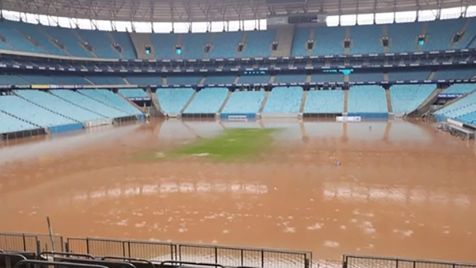 Gramado da Arena do Grêmio foi tomado pela água das chuvas no RS (Foto: Instagram)