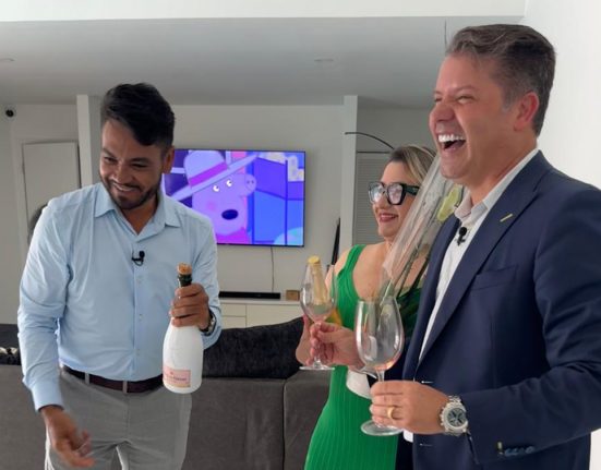 Lee Dama (dir.) brindando com cliente em sua casa nova (Foto: Divulgação)