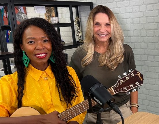 A cantora e compositora Héli é entrevistada no Maria in Miami (Foto: AcheiUSA)