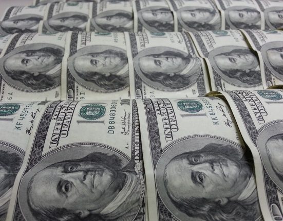 O felizardo foi até a sede da Loteria de New Jersey reivindicar o prêmio de $1.12 bilhão da Mega Millions ganho em março deste ano (Foto: Public Domain)