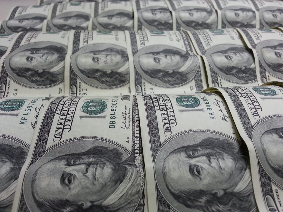 O felizardo foi até a sede da Loteria de New Jersey reivindicar o prêmio de $1.12 bilhão da Mega Millions ganho em março deste ano (Foto: Public Domain)