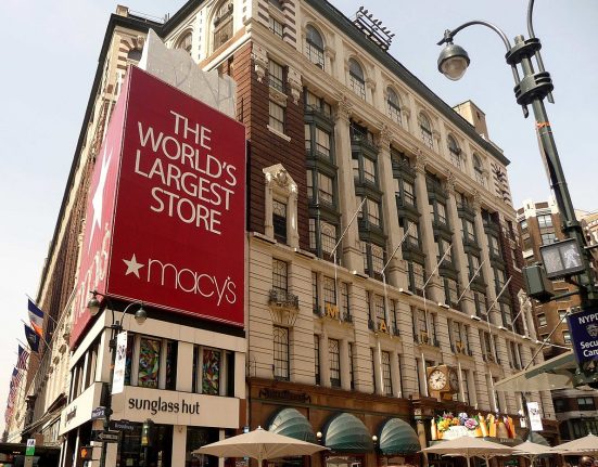A Macy's deveria divulgar os resultados do terceiro trimestre na terça-feira (26), mas disse que o relatório seria adiado para 11 de dezembro para permitir a conclusão de sua investigação independente (Foto: Mike Strand/Wikimedia)