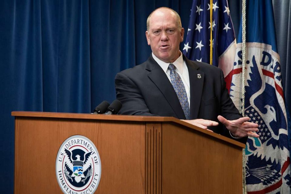 O secretário de Segurança Nacional, Tom Homan, afirmou que as batidas no ambiente de trabalho serão intensificadas (Foto: CBP)